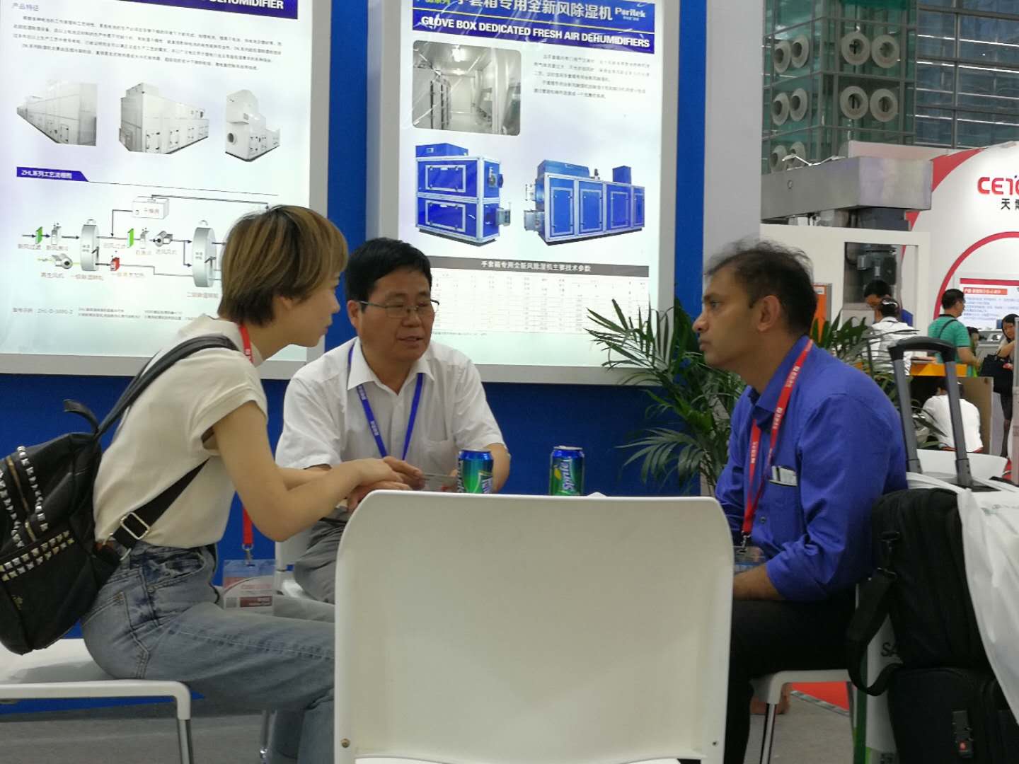 茄子视频免费观看泰总经理和外商密切交谈