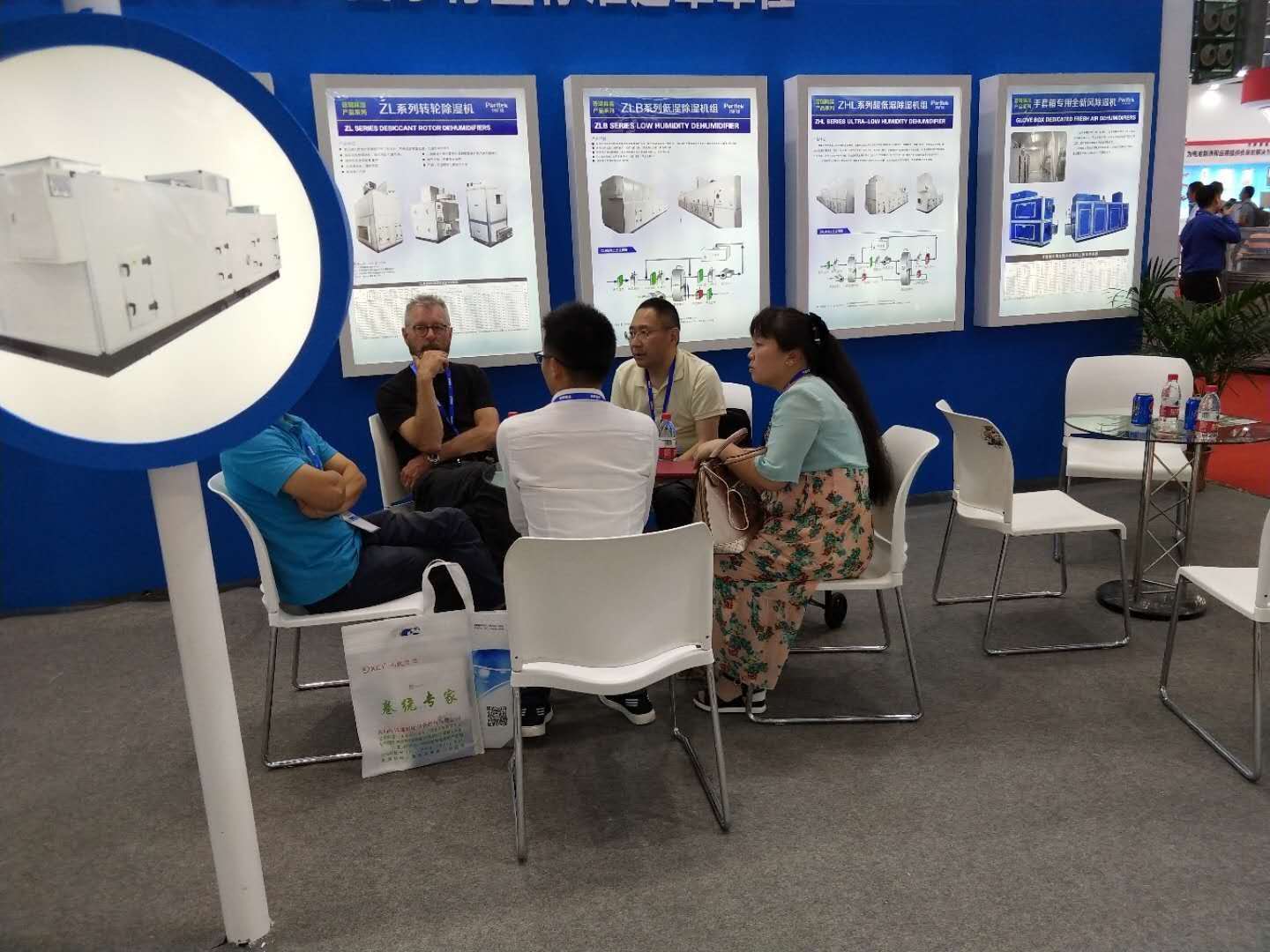 茄子视频免费观看泰员工与客户交谈 茄子视频免费观看泰员工与客户交谈