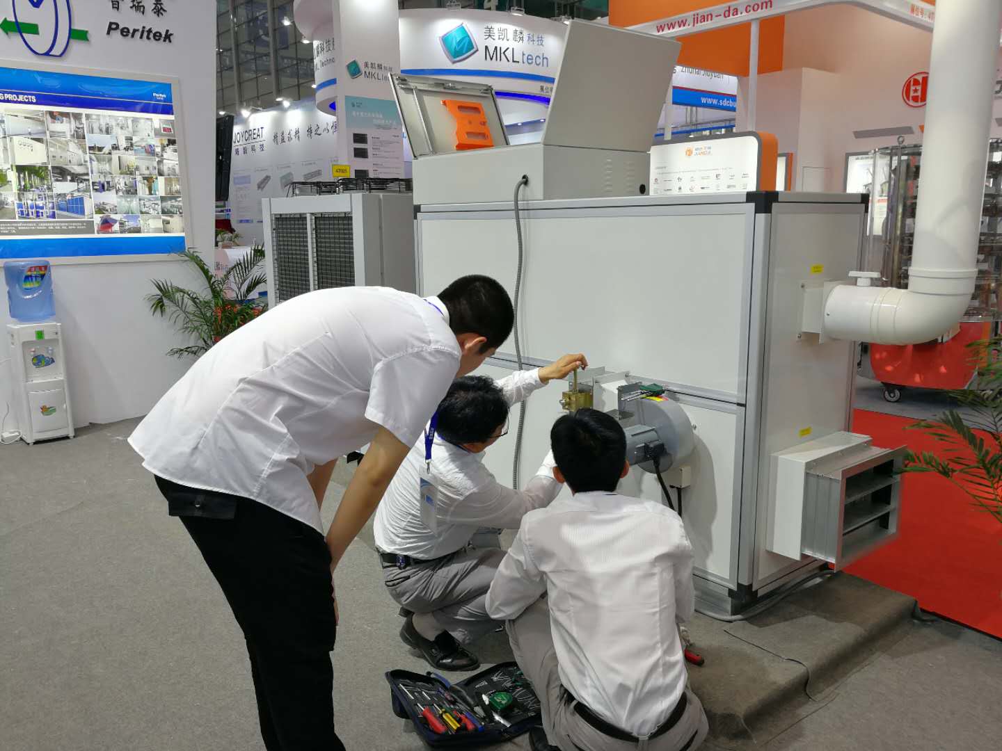 茄子视频免费观看泰总经理吴建平亲自检查参展设备 茄子视频免费观看泰总经理吴建平亲自检查参展设备